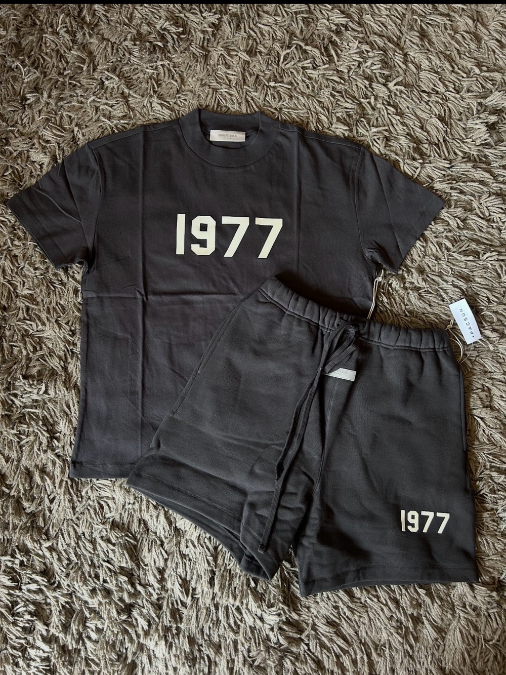 Fear of God Essentials 1977 Iron T-Shirt & Shorts Set SS22 Size Medium Brand New